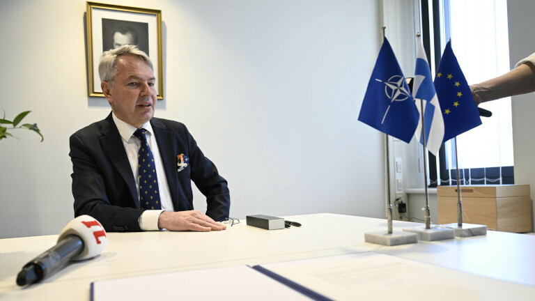 Der finnische Außenminister Pekka Haavisto bei der feierlichen Unterzeichnung der Beitrittsurkunde Finnlands zur Nato in Brüssel mit dem US-amerikanischen Außenminister Antony Blinken