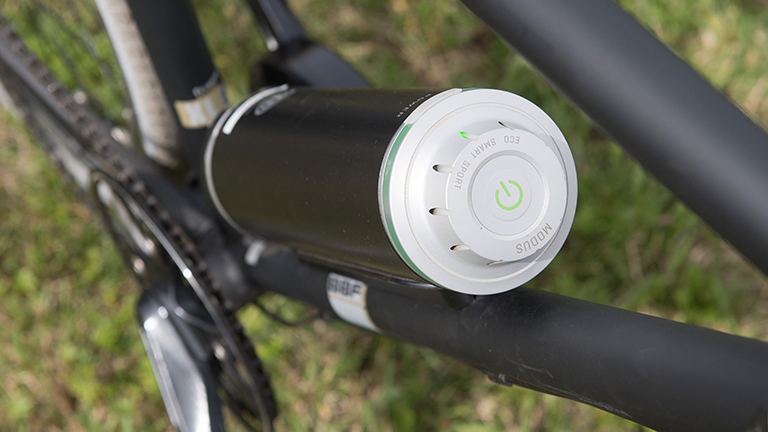 Ein Fahrrad-Akku an einem Fahrrad montiert.