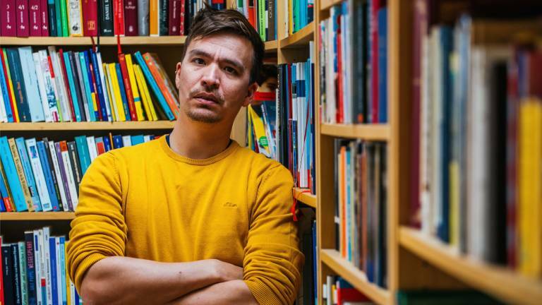 Der Lehrer Bob Blume steht zuhause in seinem Büro. Er unterrichtet Deutsch, Englisch und Geschichte und wurde unter anderem dadurch bekannt, dass er Lehrvideos für seine Schüler produziert und auf Youtube stellt.