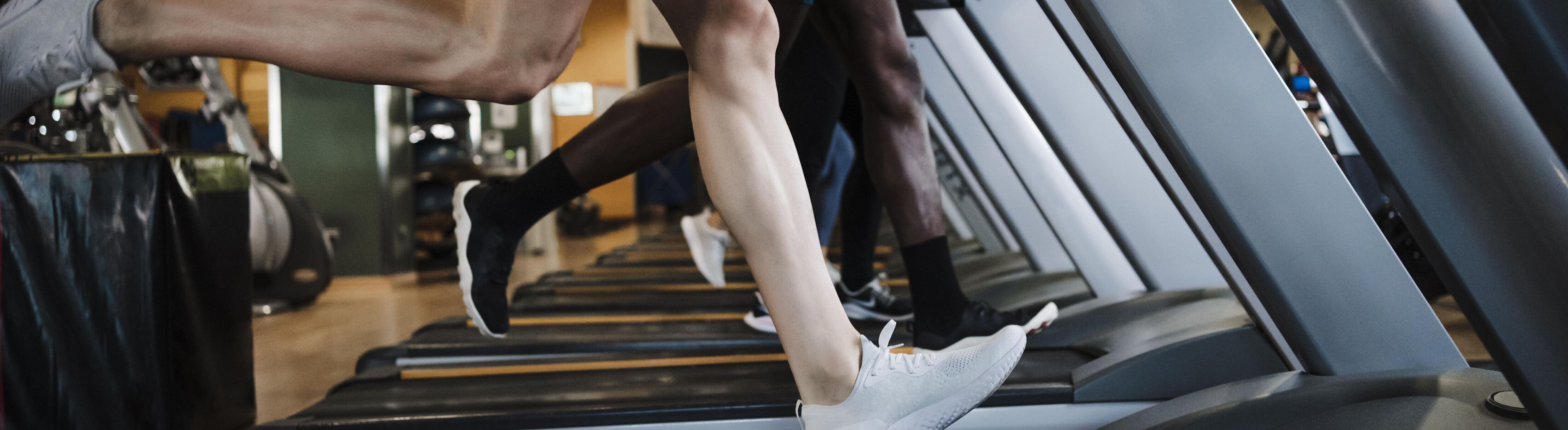 Rennende Beine auf einem Laufband