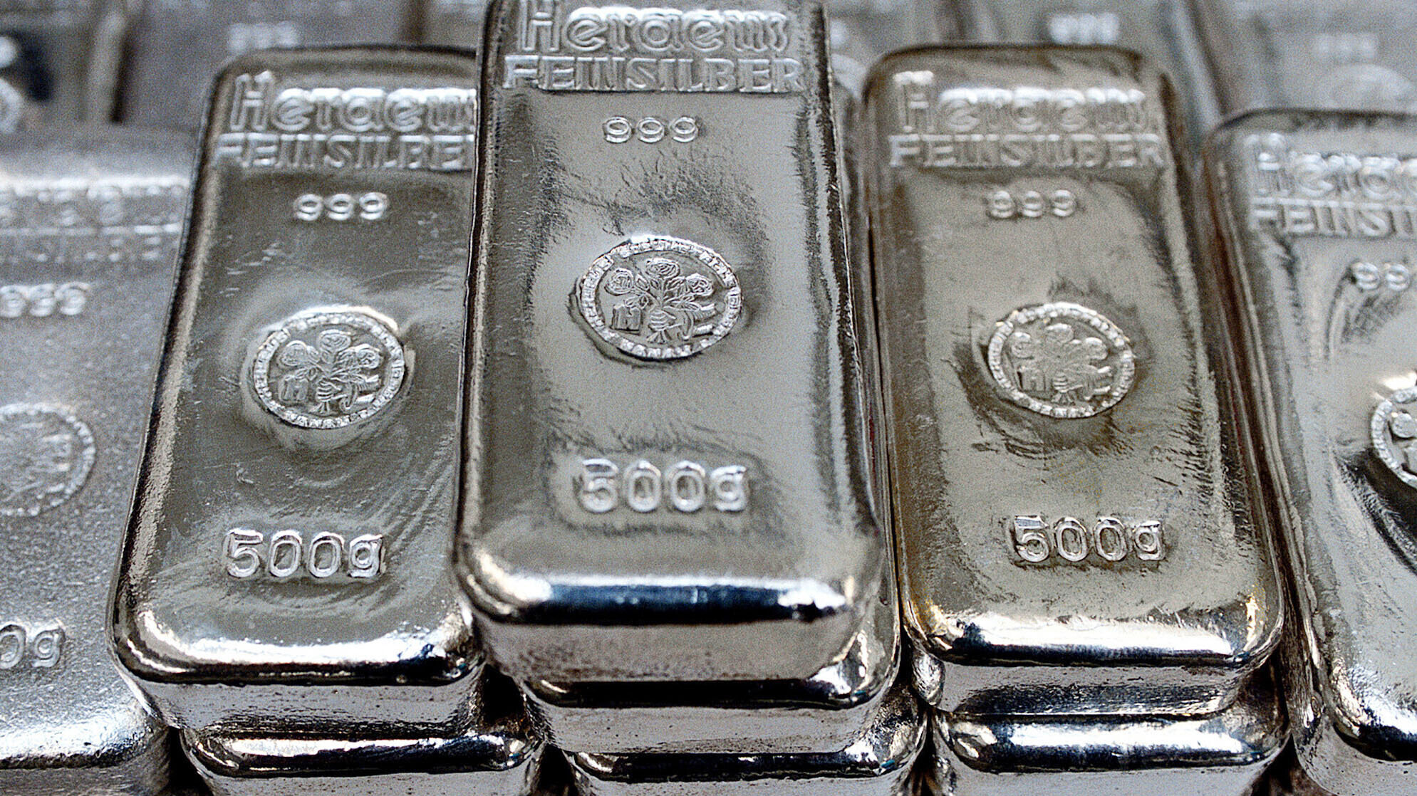 Gestapelte Silberbarren