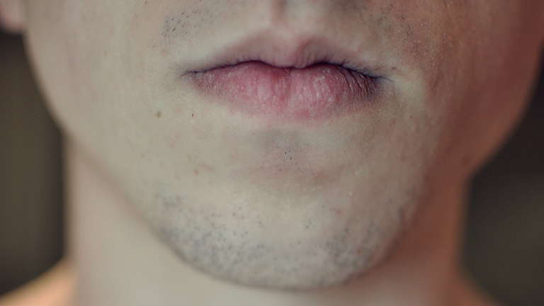 Das Kinn eines jungen Mannes.