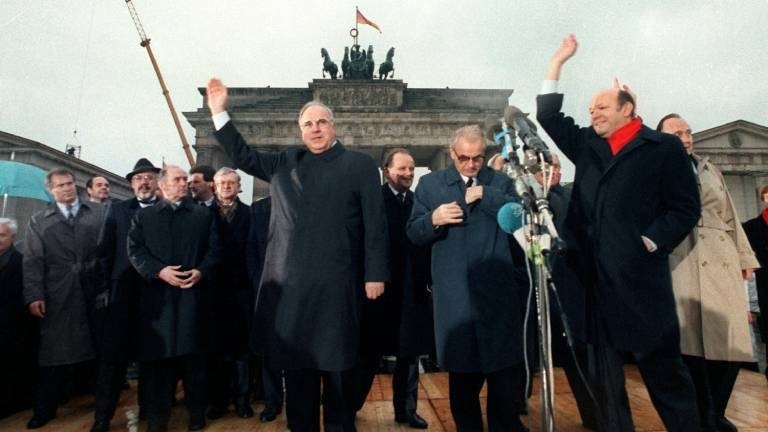Bundeskanzler Helmut Kohl (l.) und Berlins Regierender Bürgermeister Walter Momper (r.) am 22. Dezember 1989 vor dem Brandenburger Tor.
