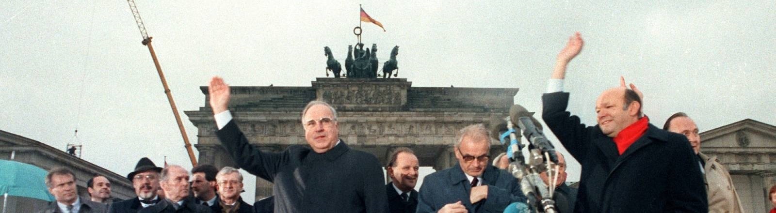 Bundeskanzler Helmut Kohl (l.) und Berlins Regierender Bürgermeister Walter Momper (r.) am 22. Dezember 1989 vor dem Brandenburger Tor.