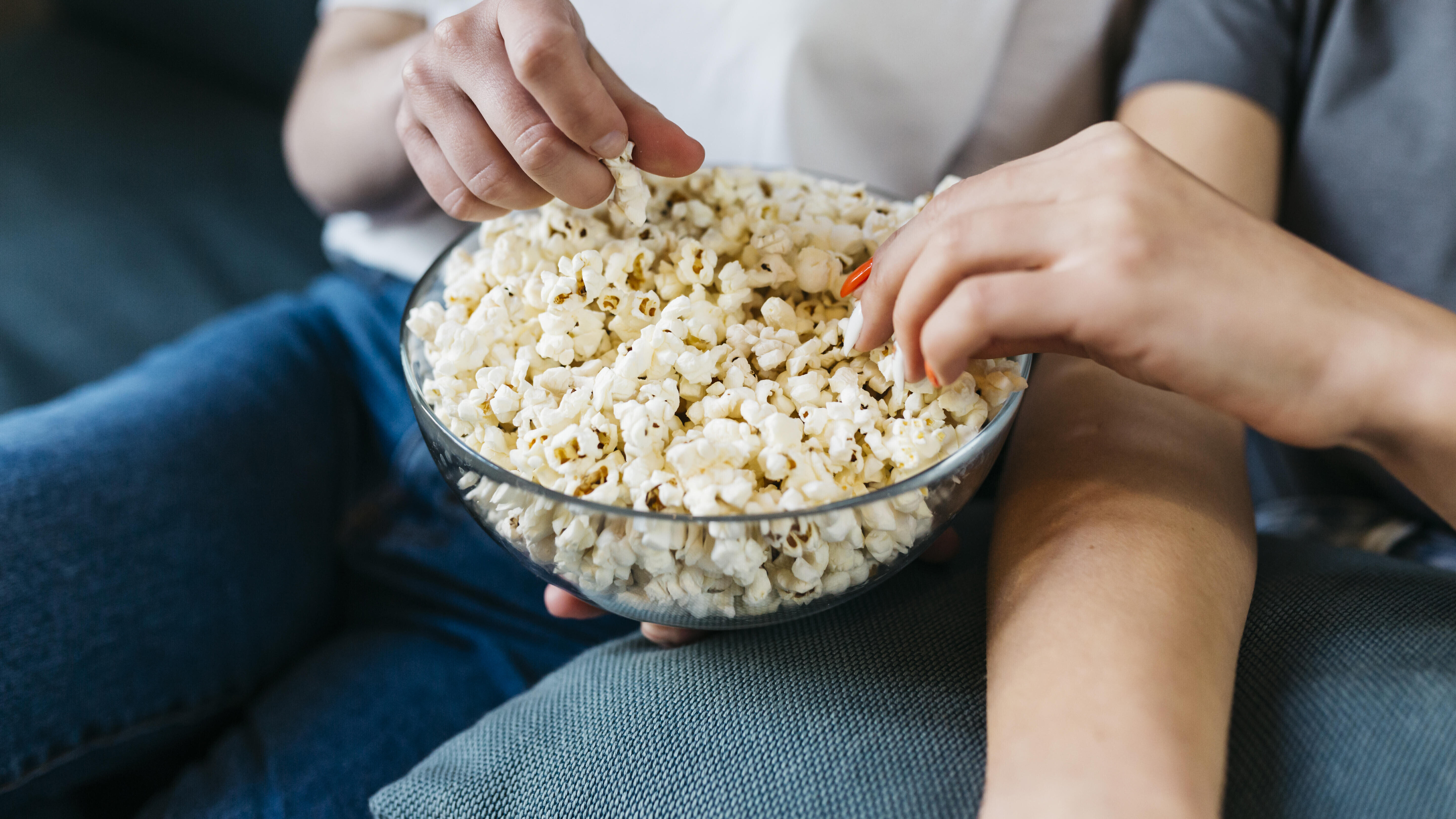 Zwei Personen teilen sich eine große Schüssel Popcorn