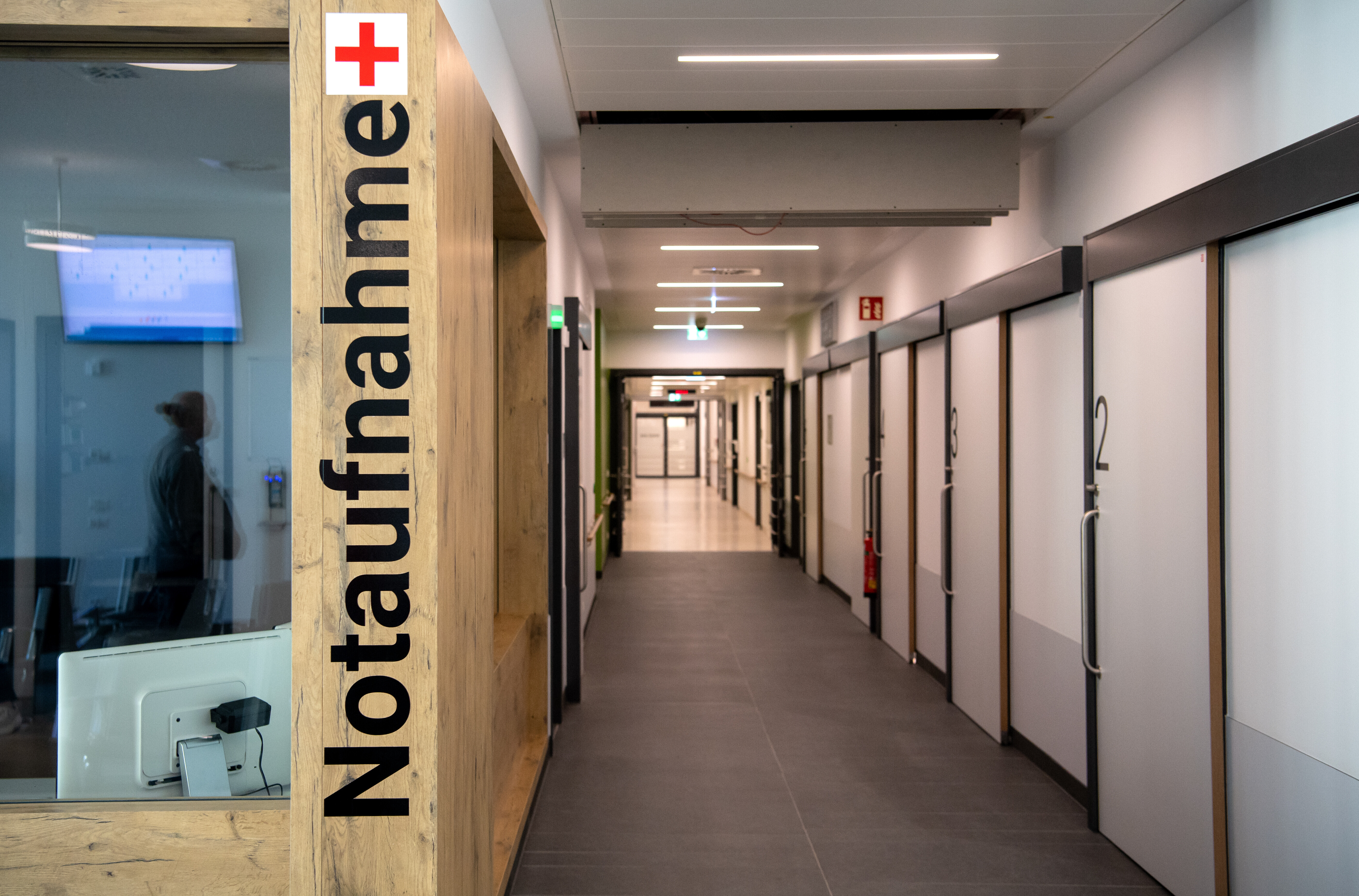 Die zentrale Notaufnahme des neuen LMU Klinikums Innenstadt. Der Blick fällt einen langen Flur hinunter, der leer ist. Rechts sind viele Türen.