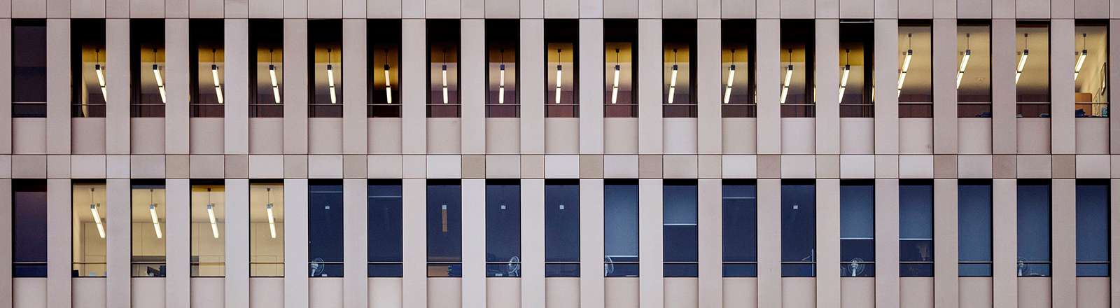 Blick von außen auf das Gebäude des Bundesnachrichtendienstes in Berlin. Mehrere Fensterreihen, in wenigen Fenstern brennt Licht. Es ist tags.