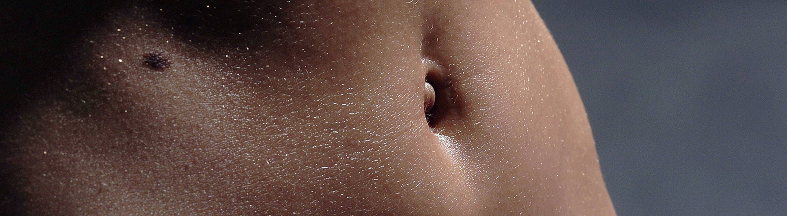 Nahaufnahme: Nackter Bauch einer Frau