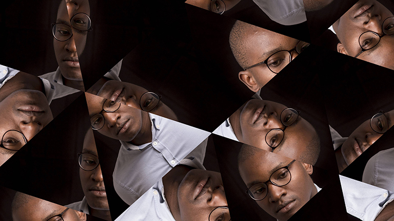 Portraits eines Mannes, mit Glatze und Brille zu einem Foto zusammengesetzt. Es wirkt wie der Blick durch ein Kaleidoskop. Der Mann wirkt nachdenklich und ruhig.