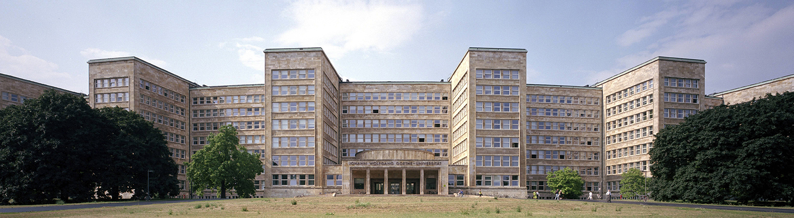 Blick aus der Ferne auf das IG-Farben Hochhaus, heute Goethe-Universität. Hier war die Zentralverwaltung. Es war ein repräsentatives und großes Bürogebäude.