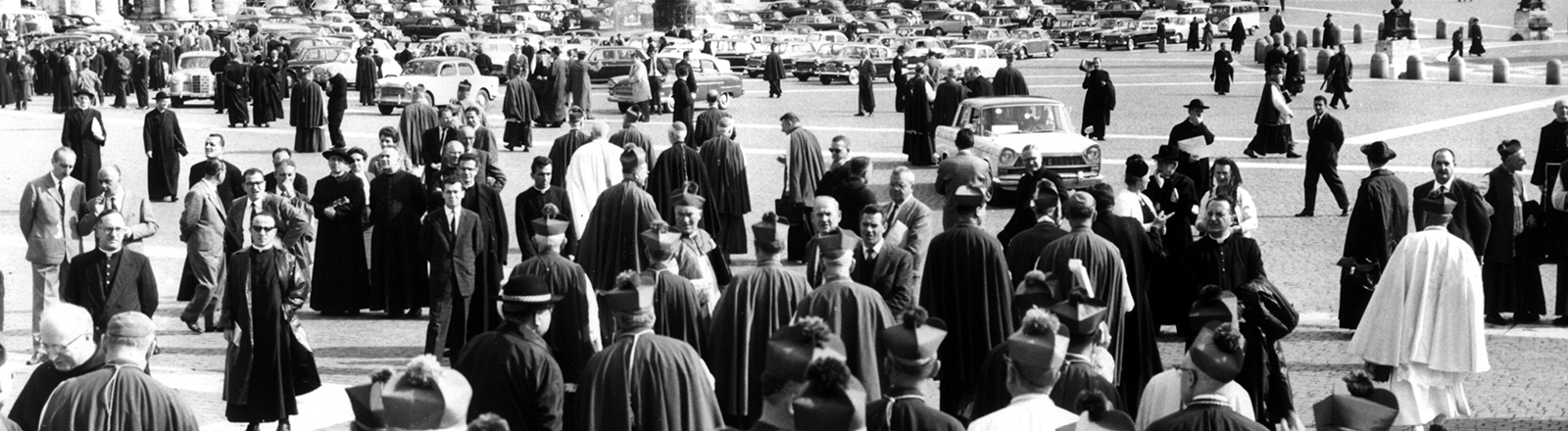 Schwarz-weiß-Foto: Würdenträger aus aller Welt auf dem Petersplatz nach einer Sitzung im Oktober 1962; die Sitzung gehört zum Zweiten Vatikanischen Konzil.