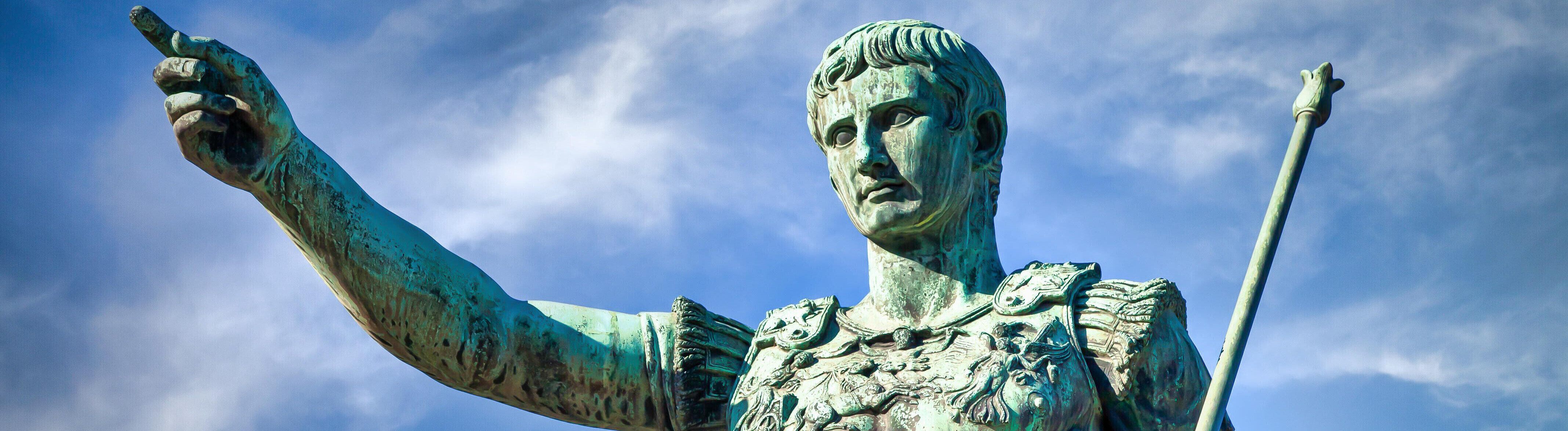 Eine Statue von Caesar vor blauem Himmel