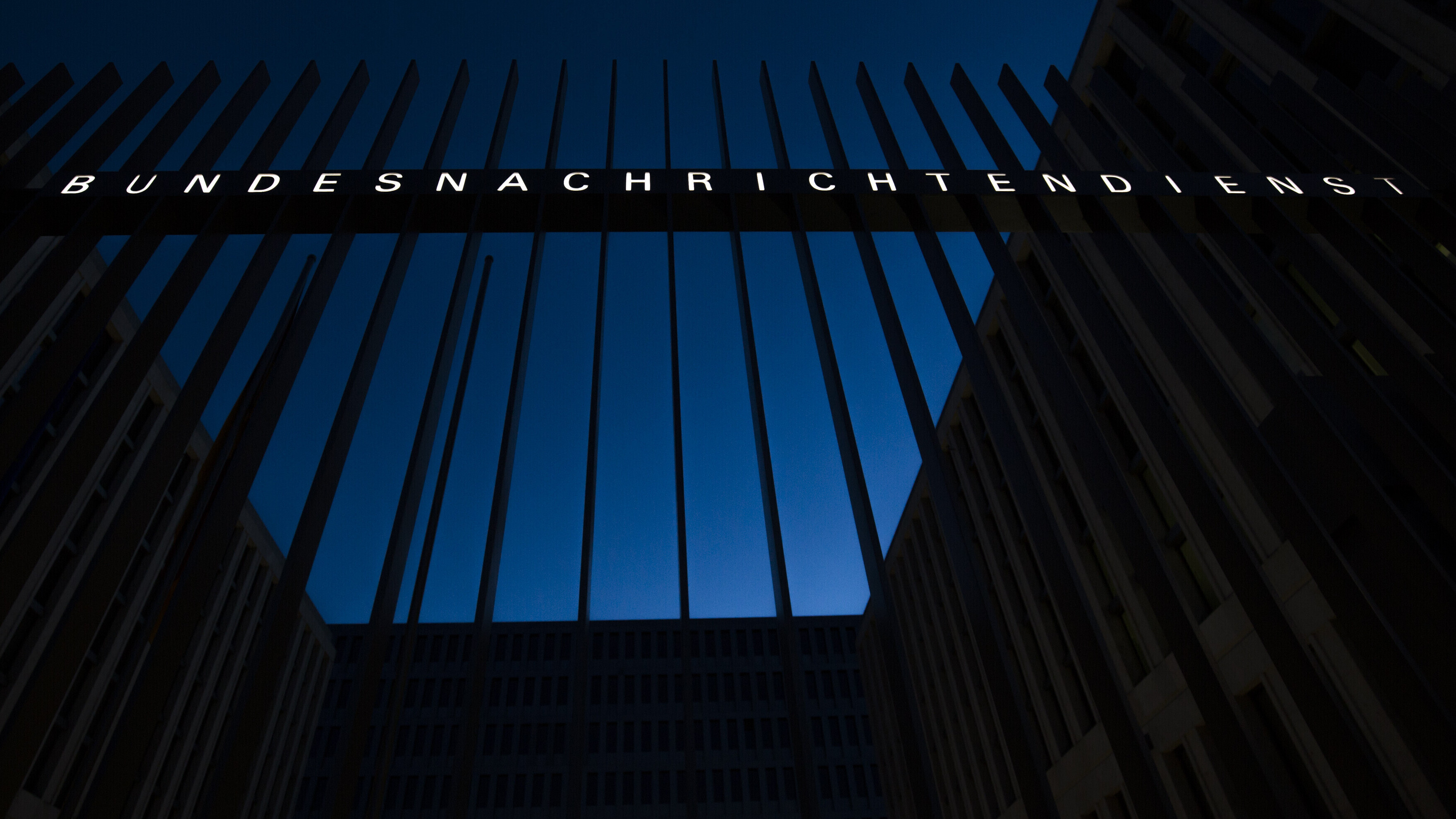 Aufnahme des Schriftzuges 'Bundesnachrichtendienst' am Haupttor der Zentrale vom Bundesnachrichtendienst (BND) auf der Chausseestrasse in Berlin
