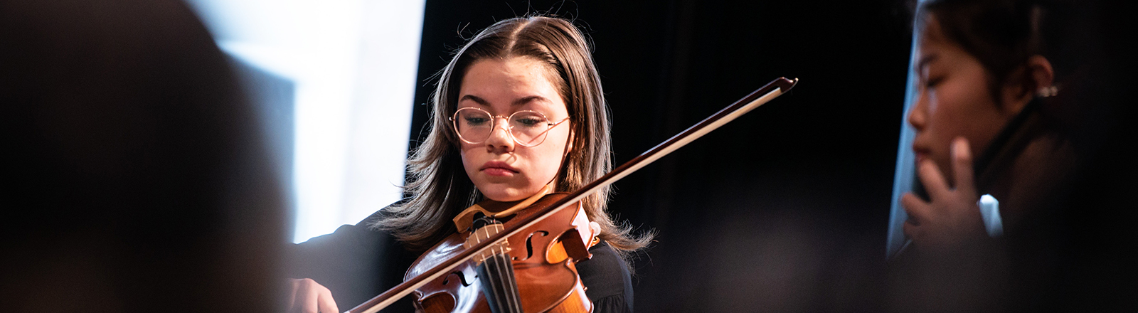 Beim Wettbewerb Jugend musiziert spielt eine junge Frau Geige. Neben ihr sitzt eine Musikerin am Cello.