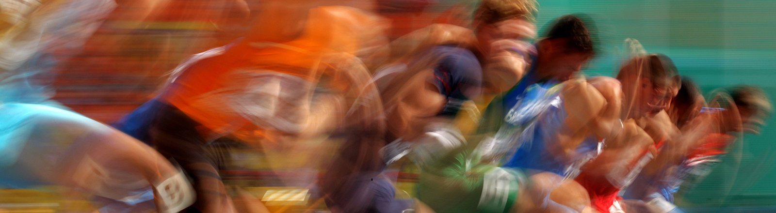 Der Start bei einem Wettlauf der Männer bei der Leichtathletik WM 2013. Durch die Bewegung ist das Bild extrem unscharf, es wirkt dadurch dynamisch.