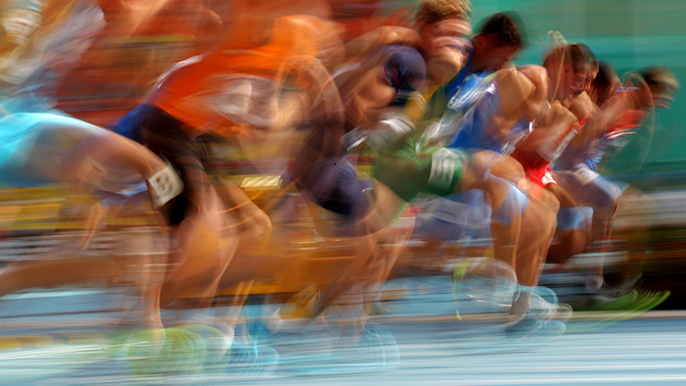 Der Start bei einem Wettlauf der Männer bei der Leichtathletik WM 2013. Durch die Bewegung ist das Bild extrem unscharf, es wirkt dadurch dynamisch.