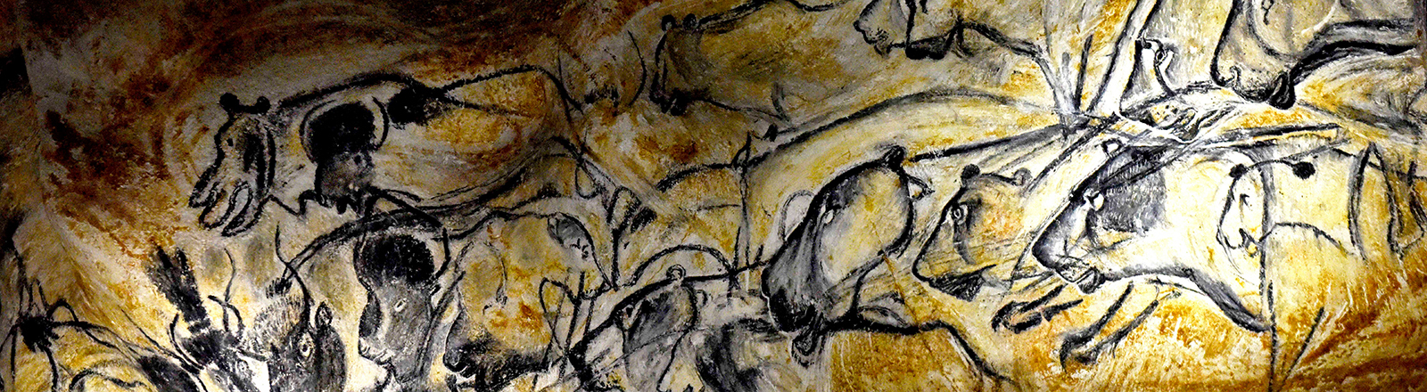 Auf einem Felsen sind Malereien, sie zeigen Tiere, vielleicht Ochsen und Pferde. Es ist eine Nachbildung von Zeichnungen in der Chauvet-Höhle.