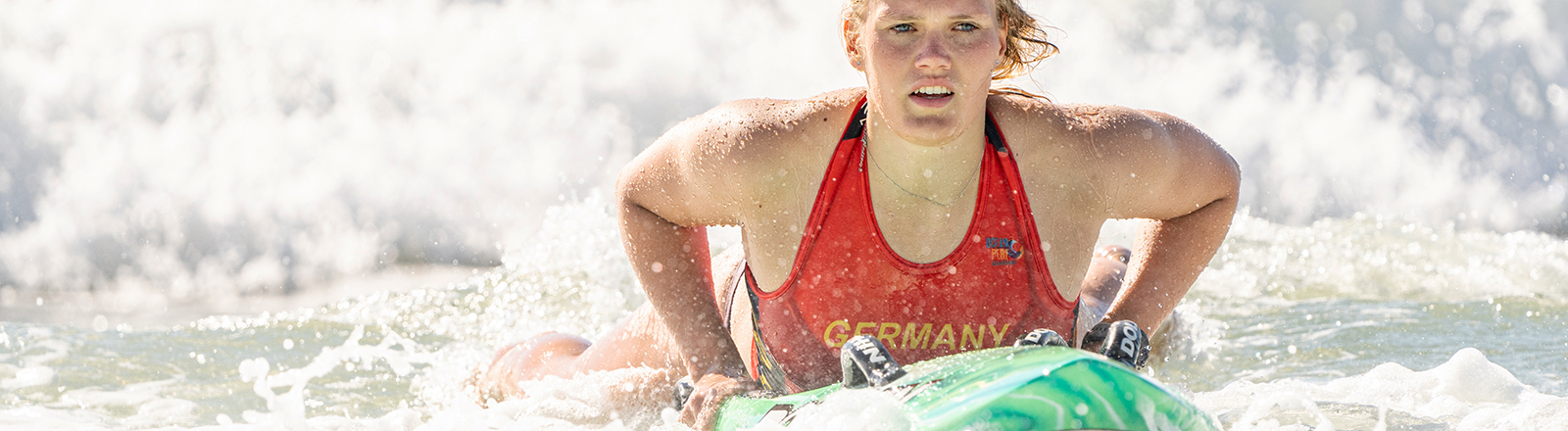 Die Sportlerin Lea Kötter bei der WM der Rettungsschwimmer 2024 in Australien. Lea Kötter liegt auf einem Rettungsbrett im Meer und bewegt sich in den Wellen.