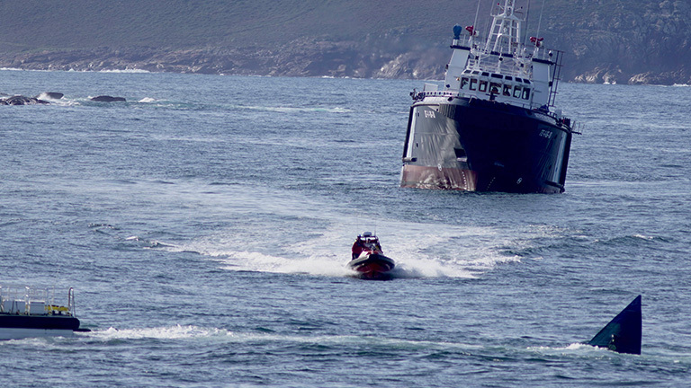 Ein mutmaßliches Drogen-U-Boot vor Costa da Morte bei Camarinas in Spanien.