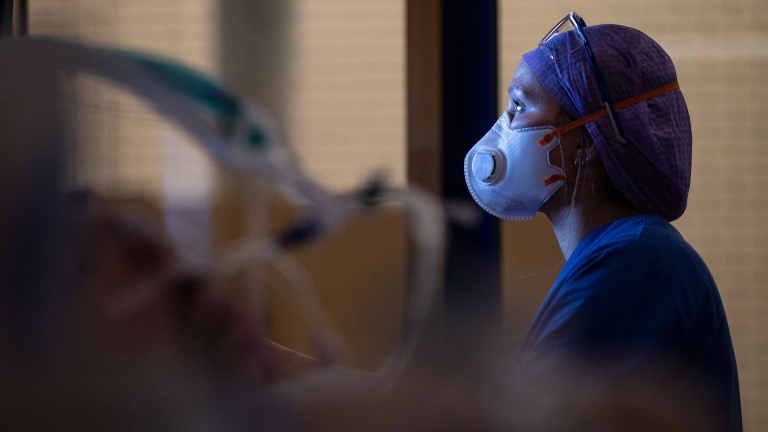 Krankenpflegerin versorgt Patienten auf Intensivstation