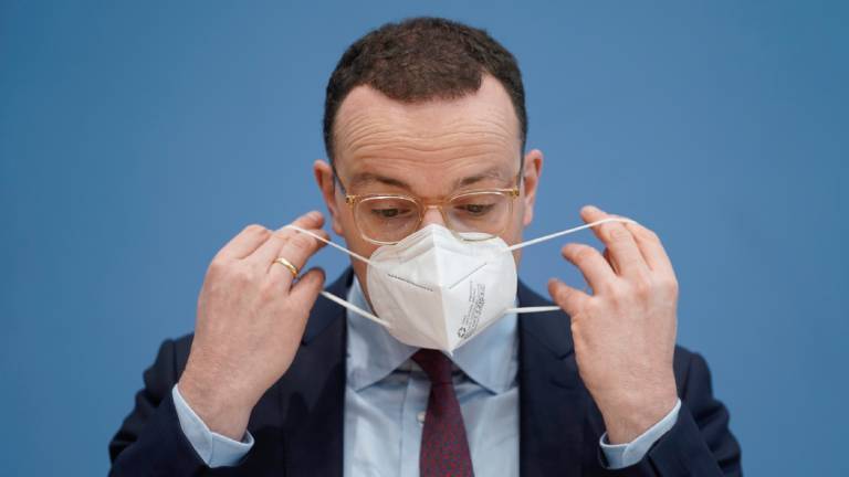 Bundesgesundheitsminister Jens Spahn setzt sich bei der Bundespressekonferenz eine FFP2-Maske auf. (26.11.2021)