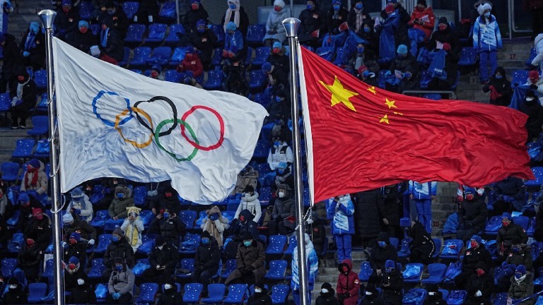 Die Flagge der Olympischen Spiele und die chinesische Flagge im Stadion.