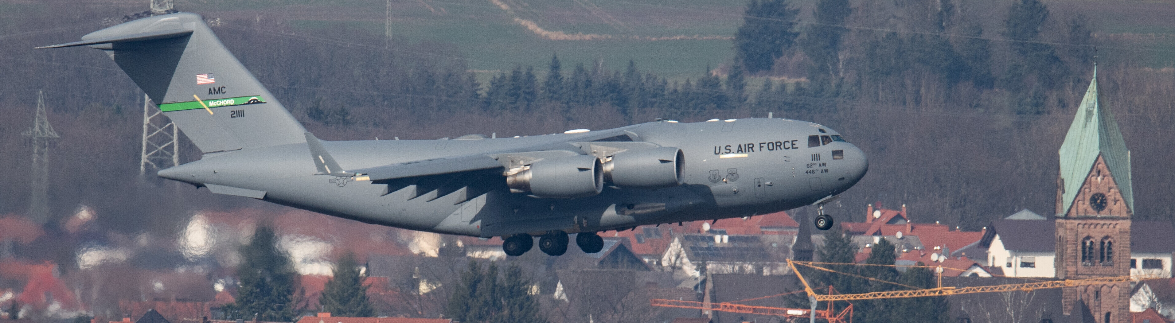 Eine US-Militärmaschine landet auf der US-Airbase in Ramstein.