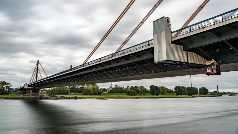 Rheinbrücke Neuenkamp bei Duisburg: geprüft und gearbeitet wird in dem L-förmigen Bauwerk unter der Brücke