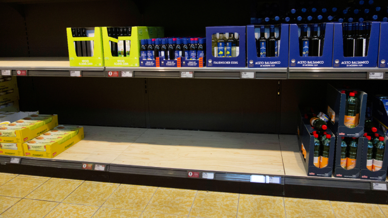 Hier war mal Billig-Öl: Leerstelle im Supermarktregal