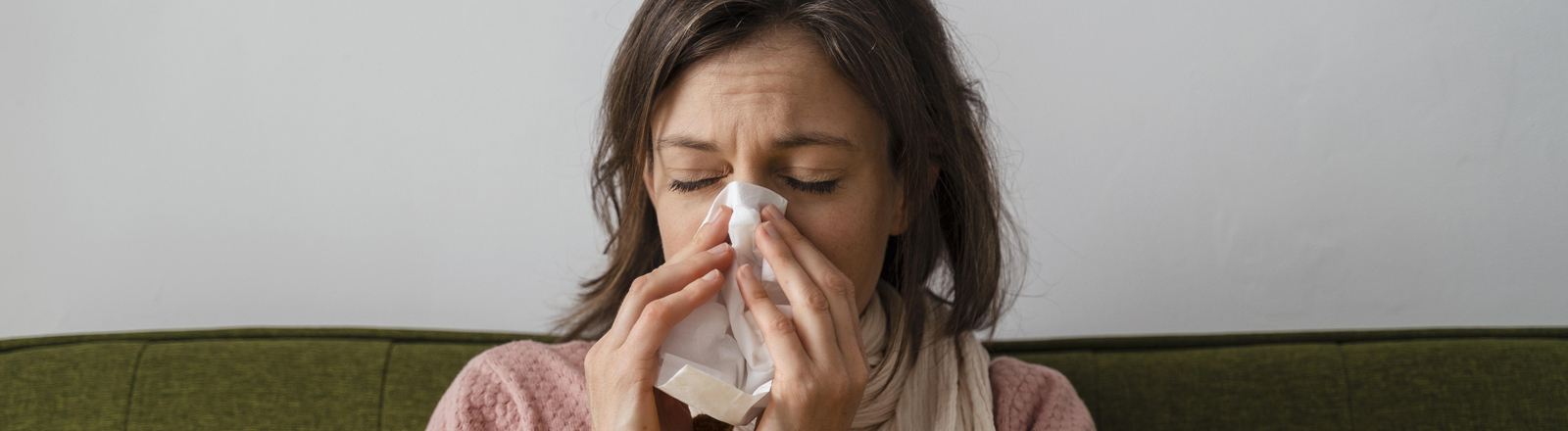 Frau mit Taschentuch