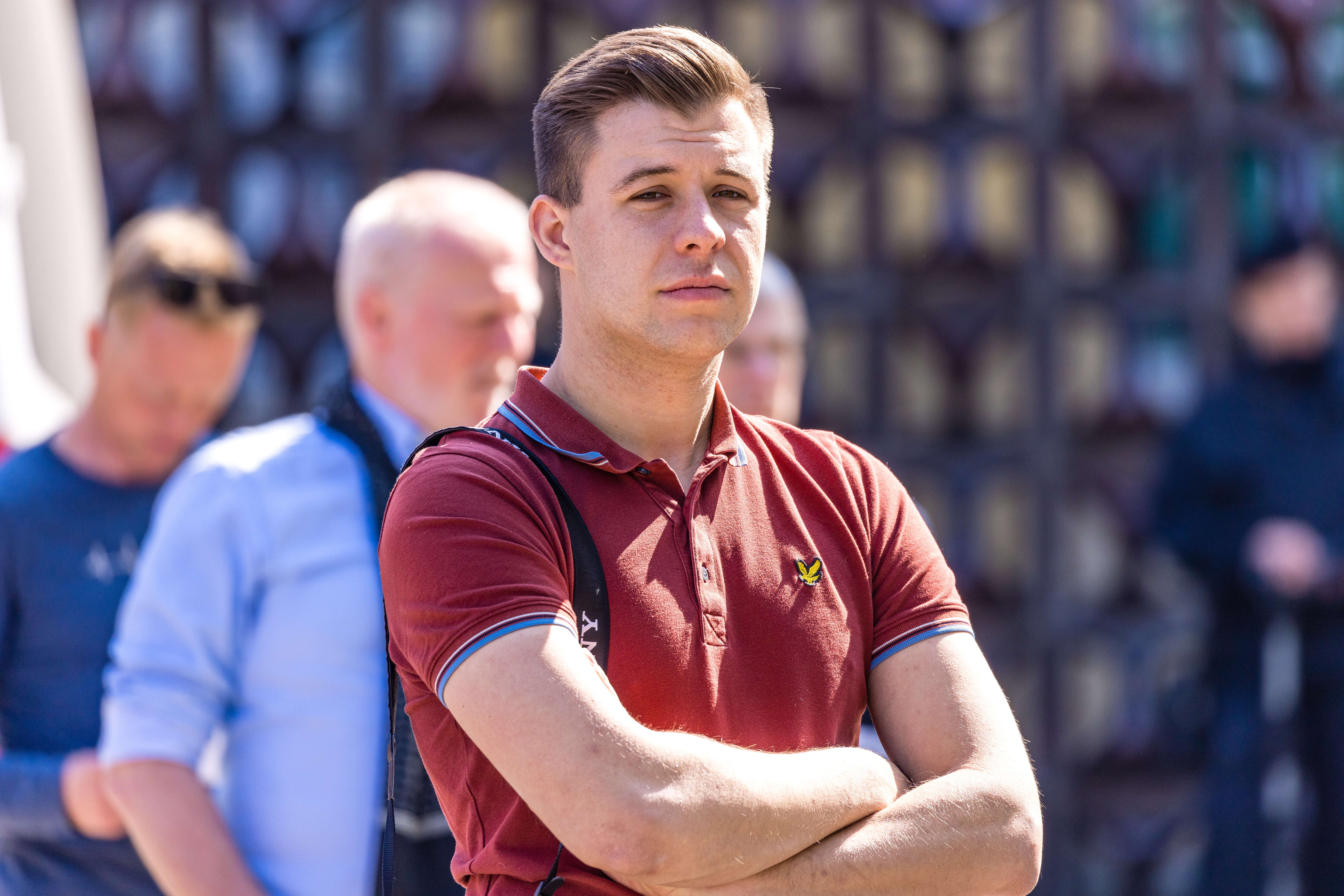 Auf einer Kundgebung der AfD zum ersten Mai unter dem Motto «Sozial ohne rot zu werden» steht der Cottbuser AfD-Vorsitzende Jean-Pascal Hohm.