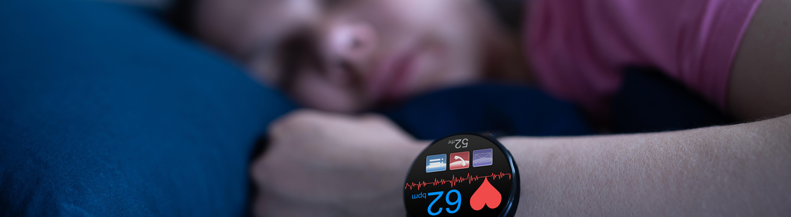 Tragbare Smartwatch zur Überwachung der Herzfrequenz während des Schlafs im Bett