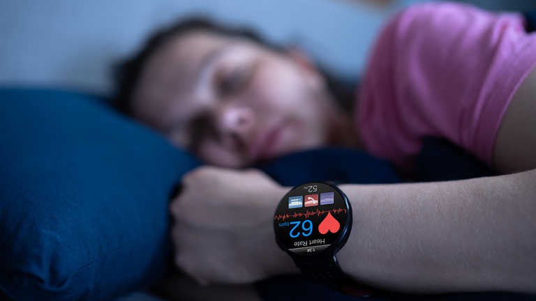 Tragbare Smartwatch zur Überwachung der Herzfrequenz während des Schlafs im Bett