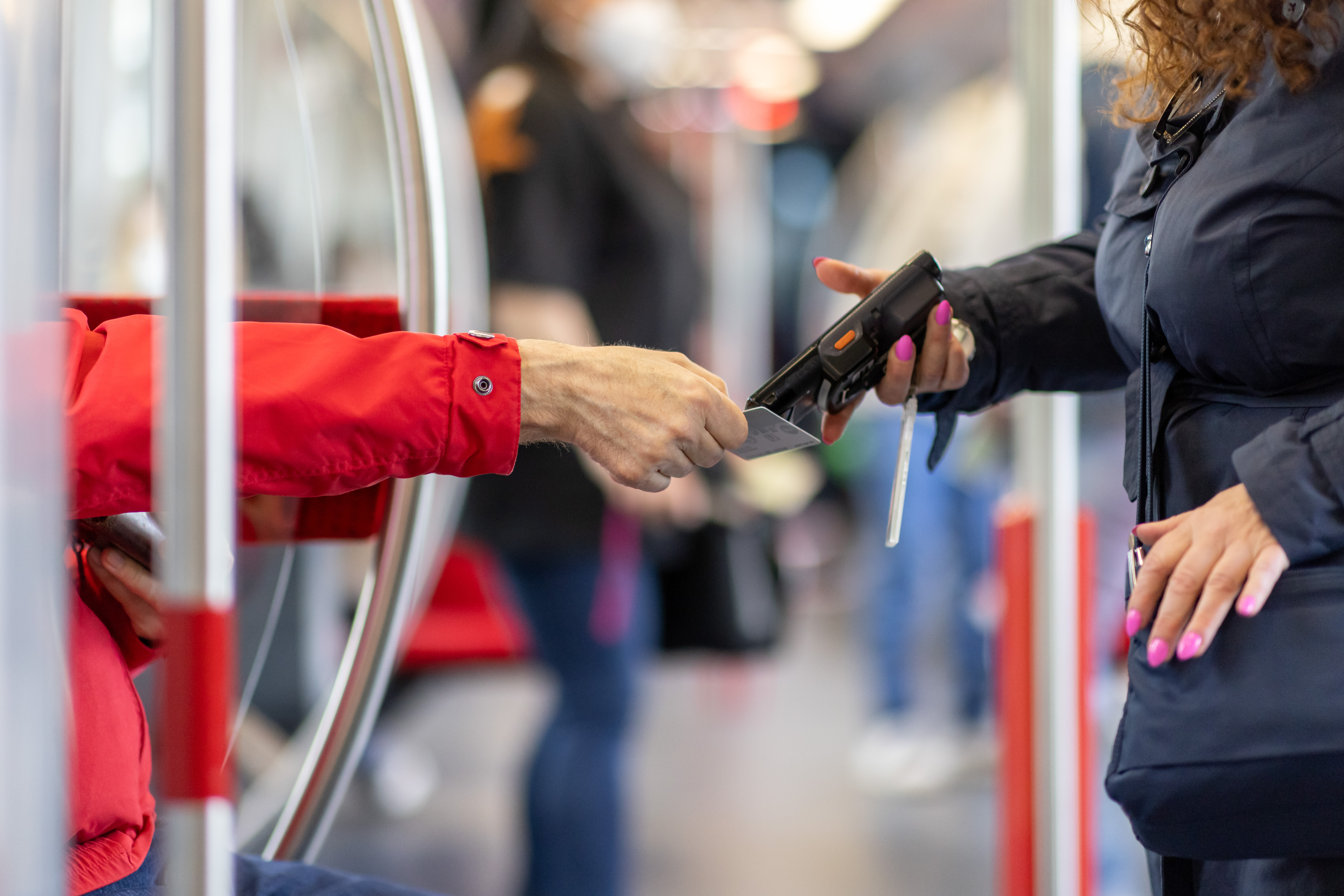 Eine Fahrkartenkontrolleurin kontrolliert in der U-Bahn