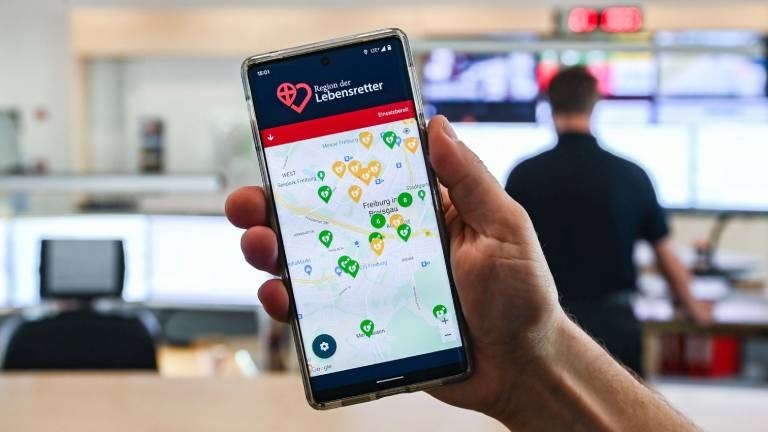In der Integrierten Leitstelle Freiburg Breisgau-Hochschwarzwald wird eine Smartphone-App gezeigt, mit der Betroffene bei einem Herzstillstand möglichst schnell Hilfe bekommen sollen.