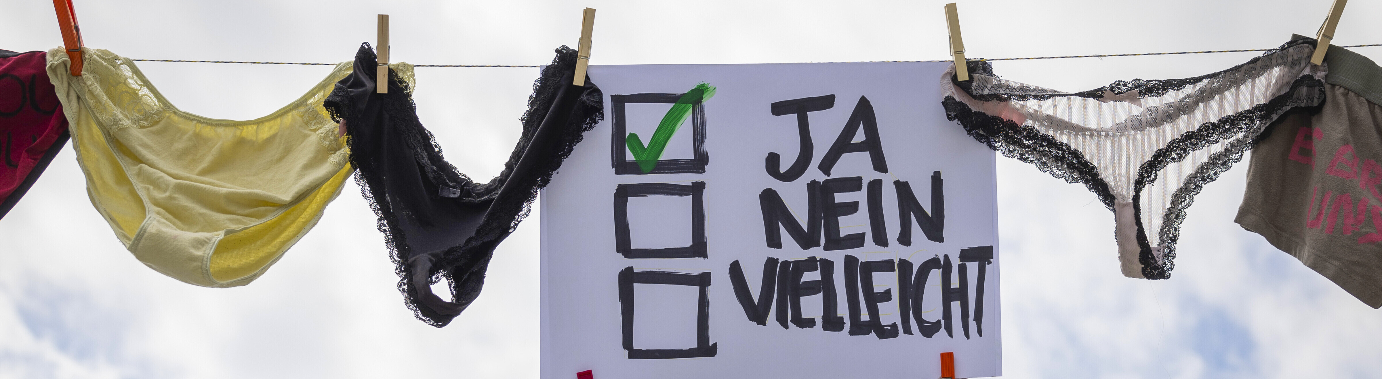 Unterwäsche haengt an einer Wäscheleine, während einer Aktion zur Petition "Nur Ja heisst Ja" (Bern, 30.05.2022)