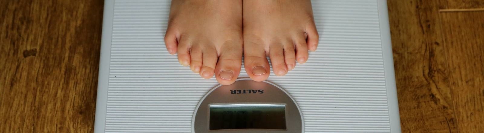 Eine Person steht auf einer Waage