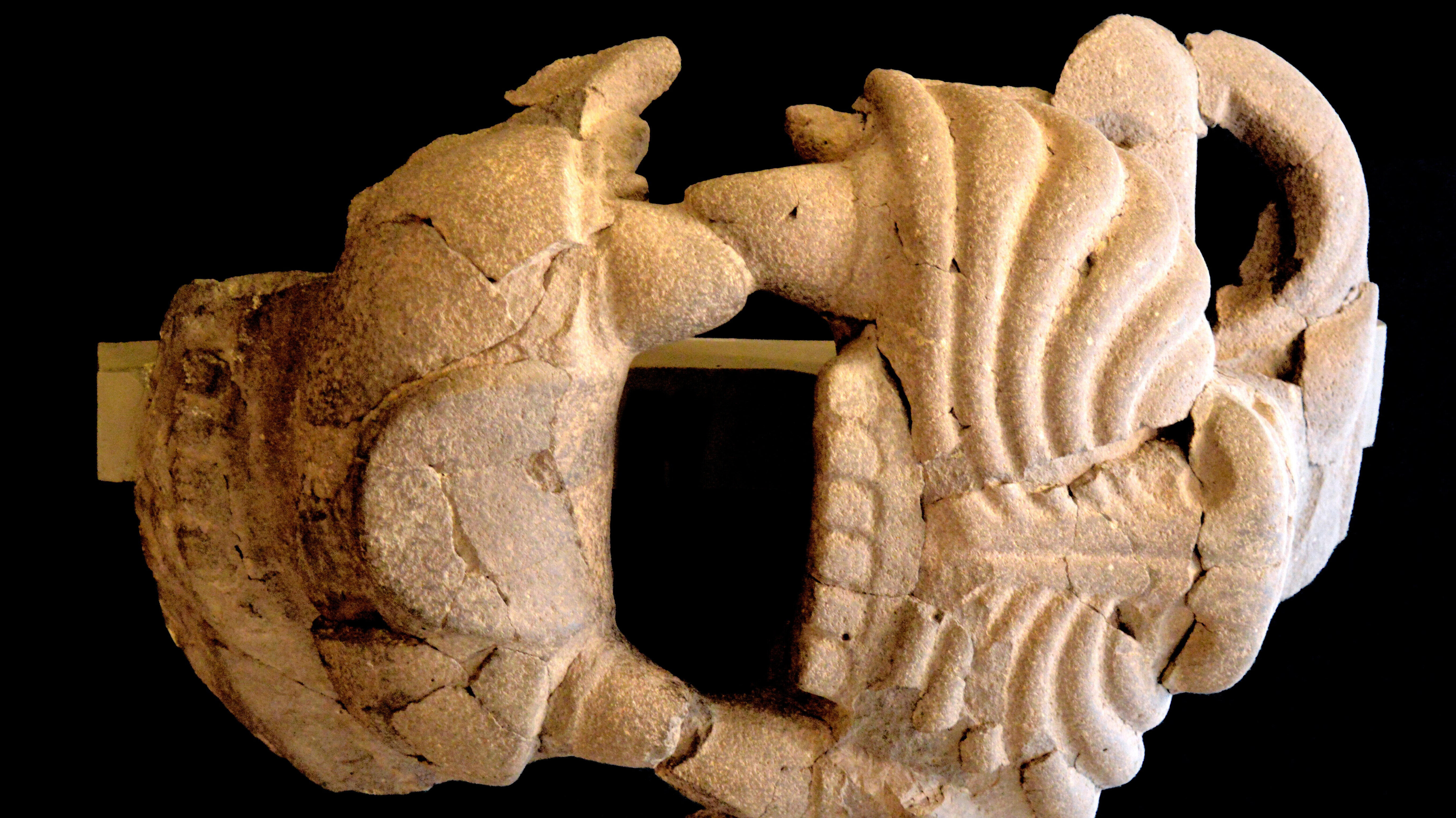 Fragment einer größeren Kalksteinstatue aus Hama, Westsyrien. Datiert auf 6000 v. Chr.
