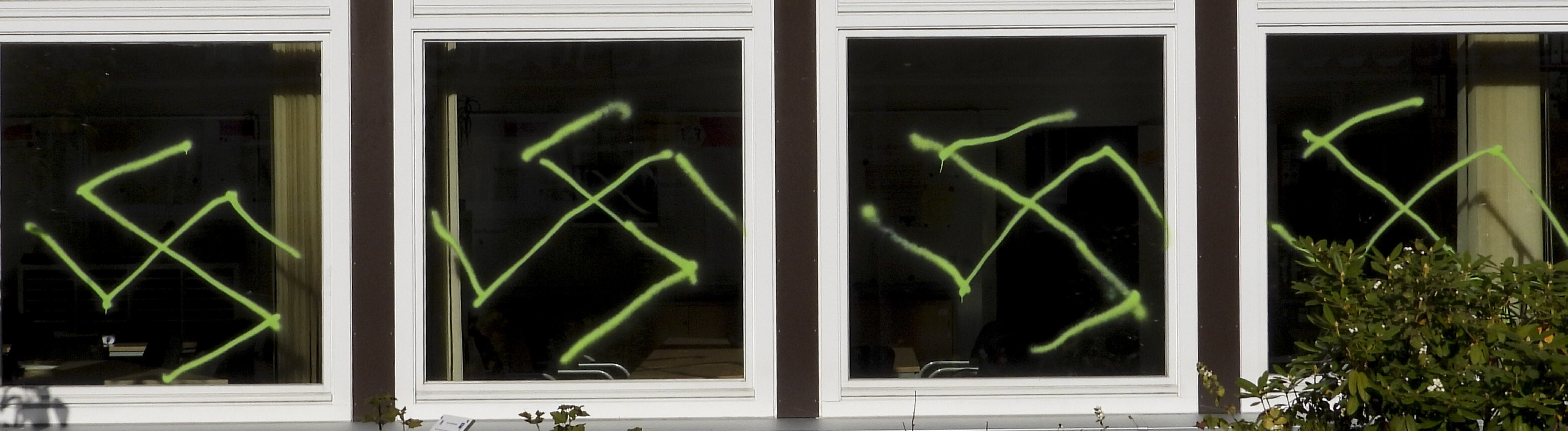 106 Hakenreuze sind an die Gebäude an einem Hamburger Gymnasium gesprüht worden 22.10.2022