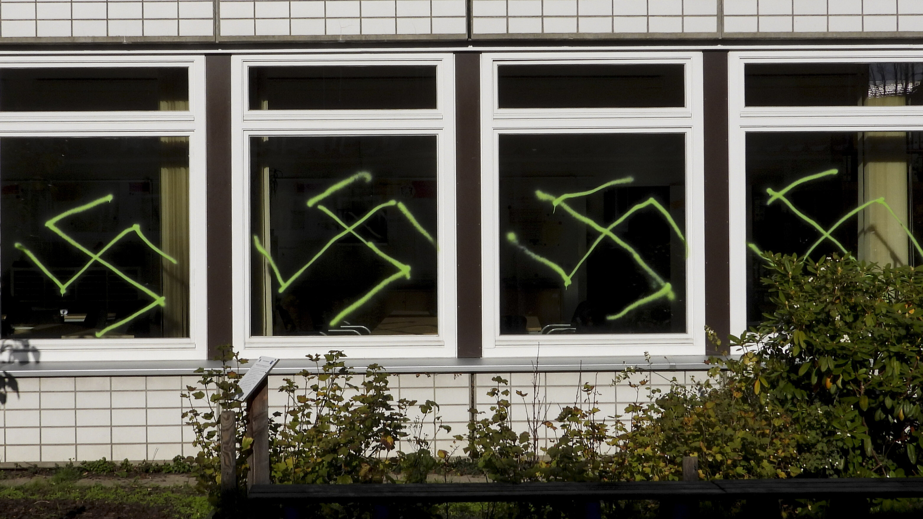 106 Hakenreuze sind an die Gebäude an einem Hamburger Gymnasium gesprüht worden 22.10.2022