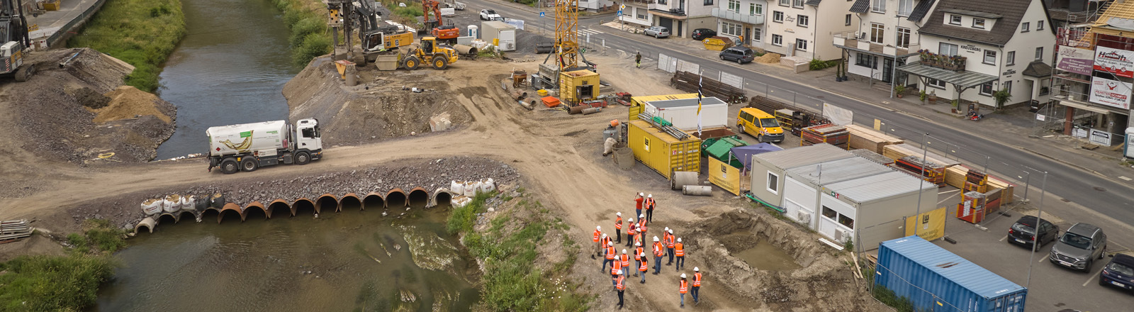 Wiederaufbau an der Ahr mit schwerem Gerät