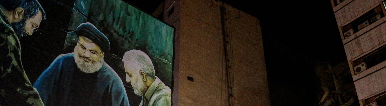 Billboard im Süden Beiruts zeigt proiranischen Hisbollah-Chef Hassan Nasrallah (mittig) neben dem ermordeten iranischen Kommandeur der Al-Quds-Brigade Qasem Soleimani (rechts) und dem ermordeten Hisbollah-Top-Kommandeur Imad Mughniyeh.