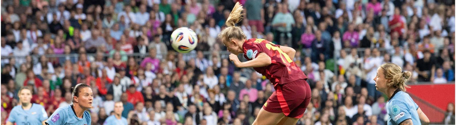 Lea Schüller (GER) erzielt per Kopfball das Tor zum 4-0, UEFA Womens Nations League, 5. Spieltag, matchday 5, Fussball Laenderspiel der Frauen, Deutschland (GER) - Niederlande (NED) 4-0 am 30.05.2025 in Bremen
