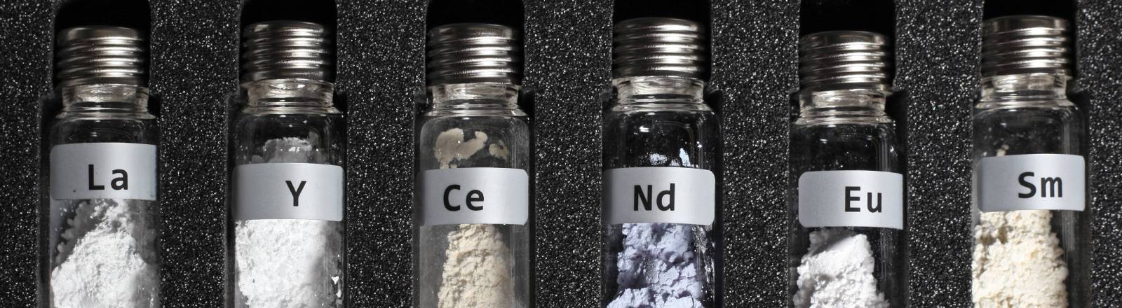Seltene Erden in kleinen Glasbehältern, die in einem schützenden Schaumstoff eingepasst sind
