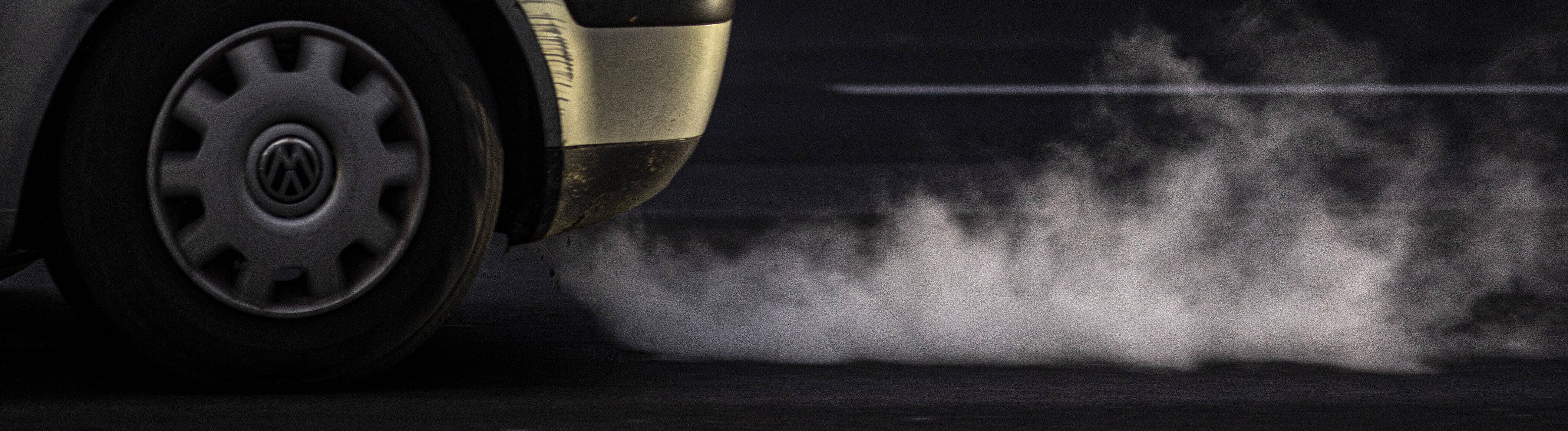 Abgase zeichnen sich an einem Auto ab, aufgenommen in Berlin.