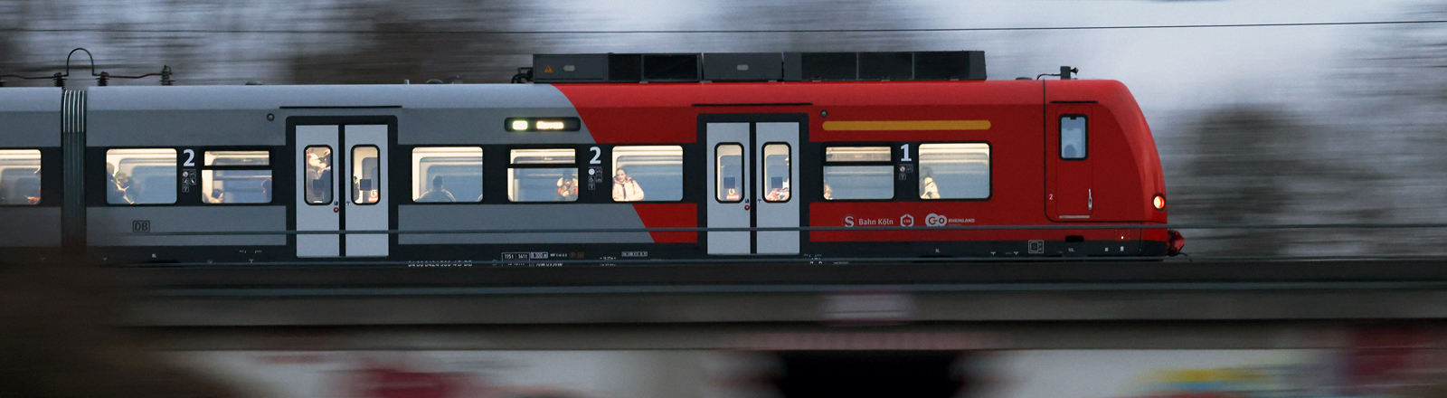 Eine S-Bahn der Deutsche Bahn fährt auf einem Bahndamm zwischen Köln und Aachen.