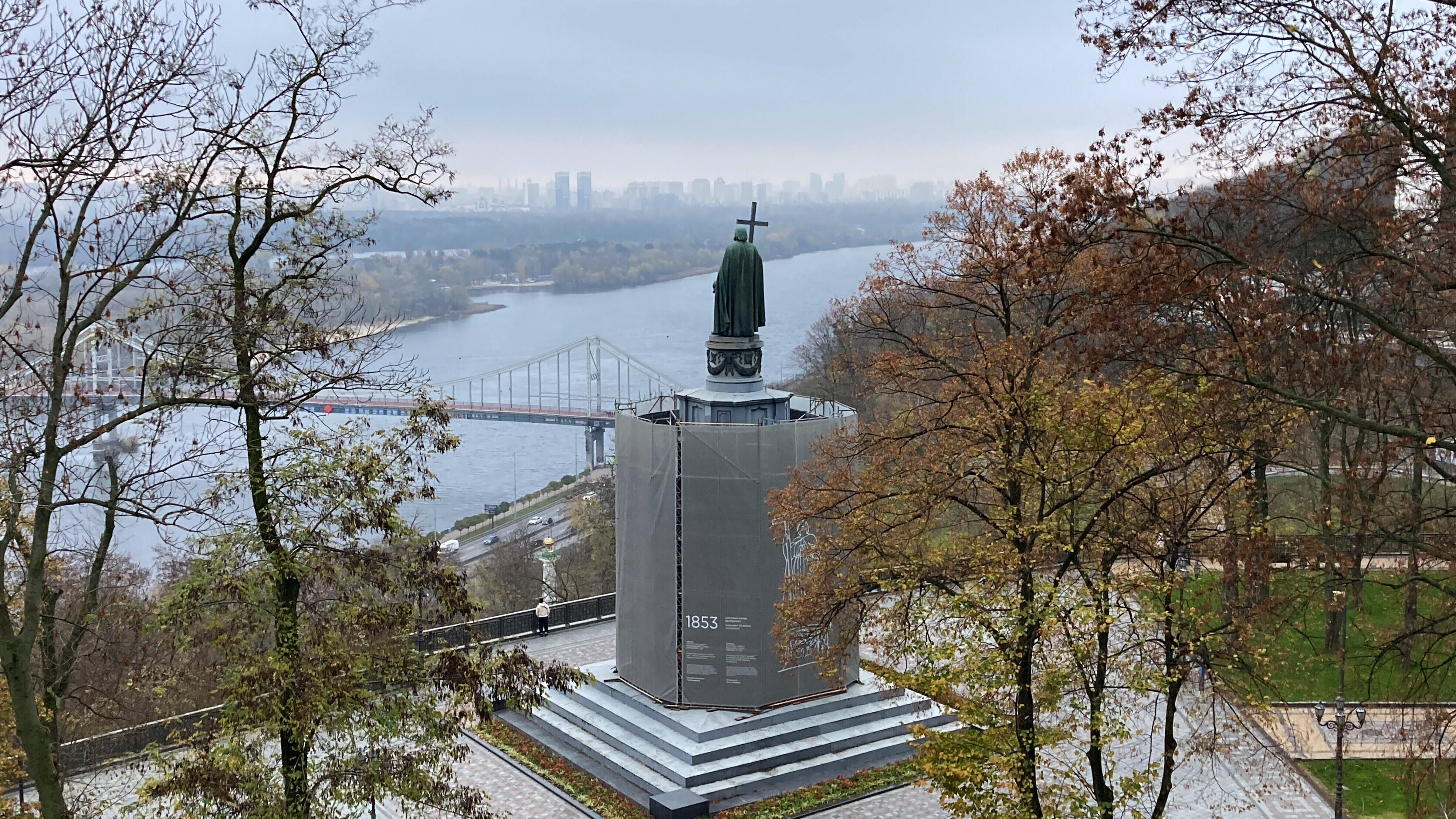 Denkmal des Fürsten Wolodymyr I., der über den Fluss Dnipro in Richtung Kiew blickt. Der Fürst, genannt Wolodymyr der Große oder Wolodymyr der Heilige, gilt als der bedeutendste Fürst der Kiewer Rus und sorgte unter anderem für deren Christianisierung.