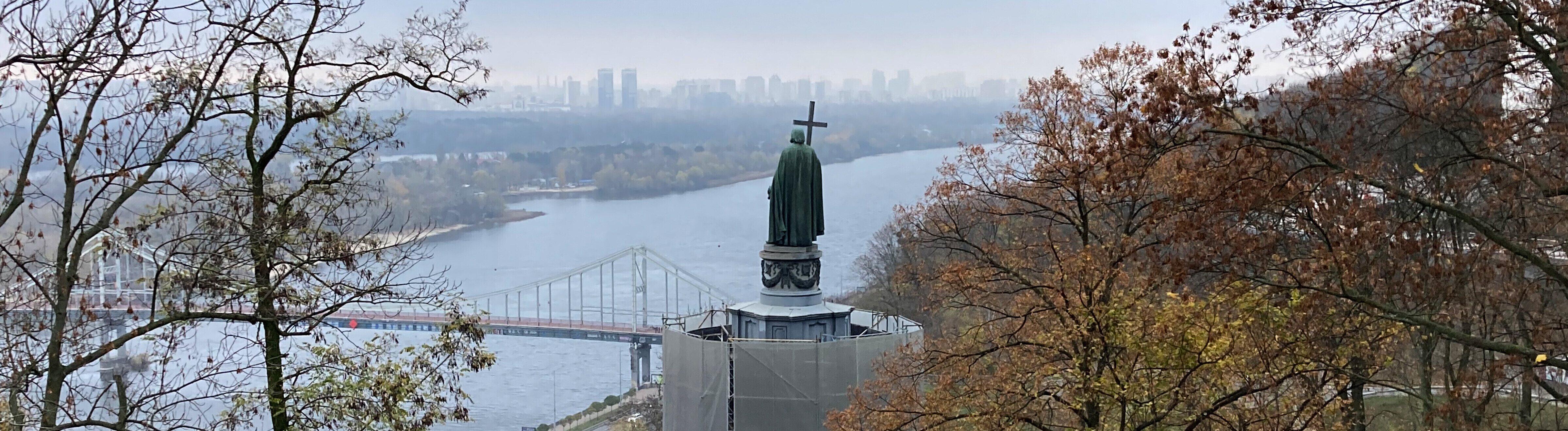 Denkmal des Fürsten Wolodymyr I., der über den Fluss Dnipro in Richtung Kiew blickt. Der Fürst, genannt Wolodymyr der Große oder Wolodymyr der Heilige, gilt als der bedeutendste Fürst der Kiewer Rus und sorgte unter anderem für deren Christianisierung.