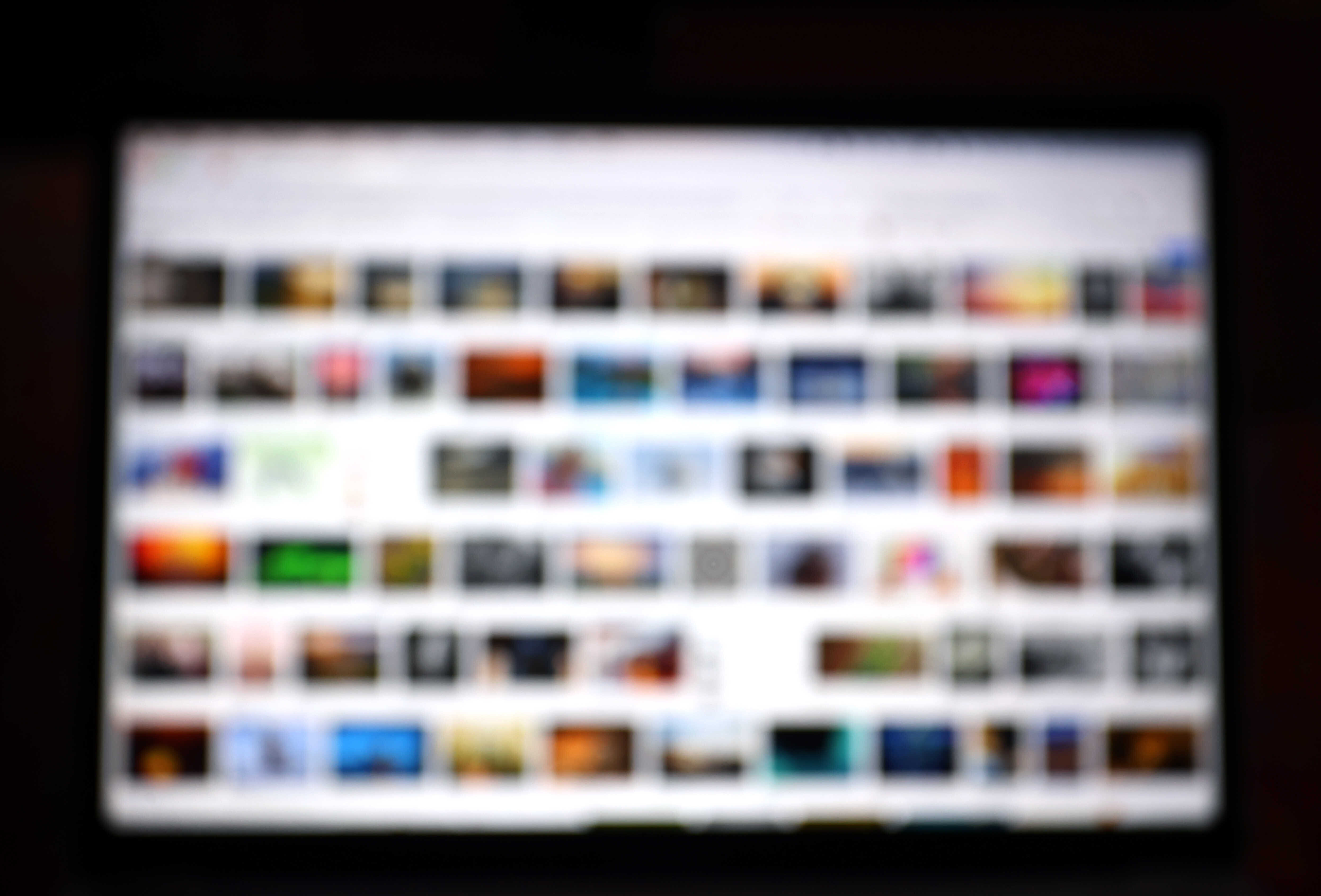 Thumbnails auf einer Seite der Suchmaschine von Google sind unscharf zu sehen