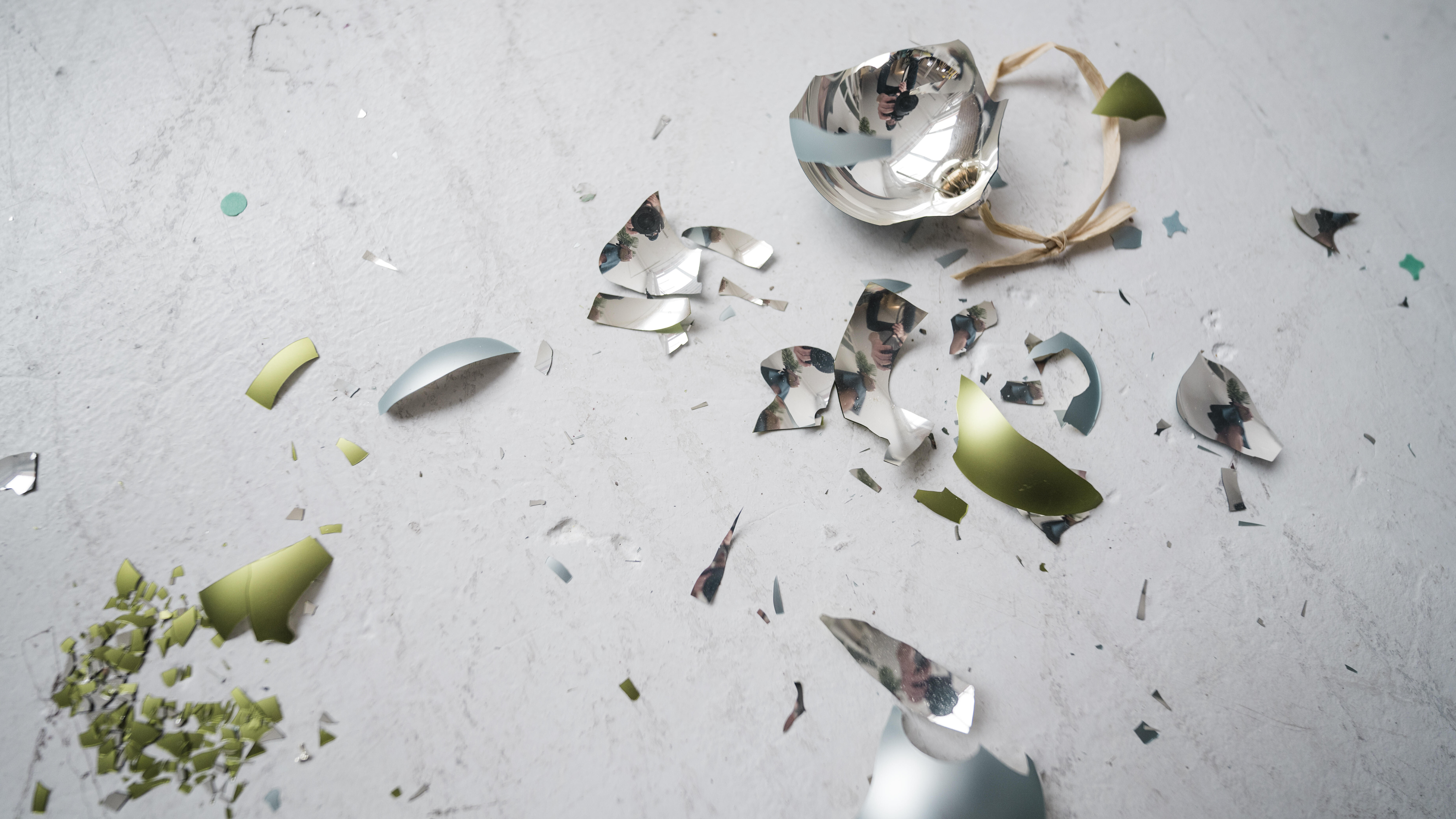 Eine kaputte Christbaumkugel auf dem Boden